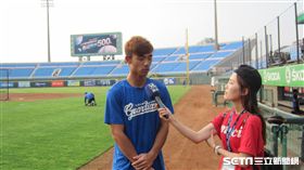 ▲富邦悍將外野手申皓瑋接受電子媒體訪問。（圖／記者蕭保祥攝）