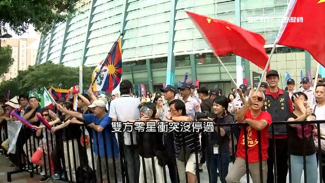 警「插旗」阻衝突　遭誤會兩岸一家親