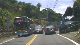 合歡山公路賓士危險跨雙黃線超車 網友：嚇到快閃尿了(圖/翻攝自爆料公社)