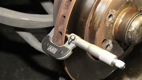 原廠碟盤不想換 慎選煞車片也可以
http://www.carnews.com/article/info/80d82dd2-4c88-11e8-8ee2-42010af00004?preview=1?preview=1
圖／車訊網