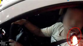 大陸湖北武漢市一名男駕駛，日前在路邊遇到警察攔檢酒測，他明明沒喝酒，結果卻被測出酒駕，原來是因為車內噴了「花露水」。後來男子下車重測，酒測棒就沒有反應，警方也將男子放行。（圖／翻攝自梨視頻）