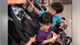 小孩突遭陌生人巴頭　媽媽氣得急報警