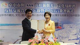 台中與日本山形縣　簽署友好交流備忘錄台中市政府29日下午舉行台中市與日本山形縣友好交流合作備忘錄暨「台中宣言」簽署儀式，由市長林佳龍（左）與山形縣知事吉村美榮子（右）代表簽署。中央社記者郝雪卿攝　107年5月29日