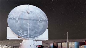 中研院攜手哈佛大學團隊　格陵蘭架設望遠鏡中央研究院與哈佛大學天文團隊合作，克服北極酷寒冰雪，在格陵蘭架設望遠鏡，現已加入國際觀測計畫。圖為格陵蘭望遠鏡在格陵蘭空軍基地現況。（陳明堂提供）中央社實習記者韋可琦傳真　107年5月29日