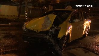 邊喝邊等客…小黃司機酒駕自撞分隔島