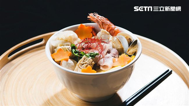 翻轉火鍋湯底　酸菜、麻辣麵食新吃法