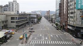 高雄萬安演習　街道淨空如空城／106年南部地區萬安40號演習11日下午1時30分實施，警報發布後，高雄市管制人、車及引導避難，街道迅速淨空，頓時宛如一座空城。圖／中央社