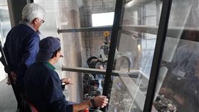 雲林縣府取經歐洲MBT（2）雲林縣擬率先全台導入垃圾機械生物處理系統（MBT），縣長李進勇（左）去年曾率縣府團隊到歐洲取經，29日在縣議會進行專案報告。圖為去年李進勇赴歐參訪情形。（雲林縣政府提供）中央社記者葉子綱傳真  107年5月29日
