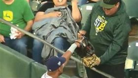 球迷出借墨鏡　光芒戈麥茲超暖心回報
MLB,坦帕灣光芒,Carlos Gomez,奧克蘭運動家,綠帽,太陽眼鏡,暖心
https://goo.gl/vvH76L