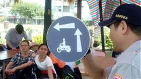 花蓮警製兩段式左轉標誌牌　加強宣導花蓮縣警局吉安分局分析許多高齡者交通事故發現，未依兩段式左轉是主要肇事因素。壽豐分駐所長張進首說，高齡者可能是未注意路口標誌或根本就看不懂，警方因而製作兩段式左轉的標誌牌用以宣導，盼加深民眾印象。（吉安警分局提供）中央社記者李先鳳傳真  107年5月29日