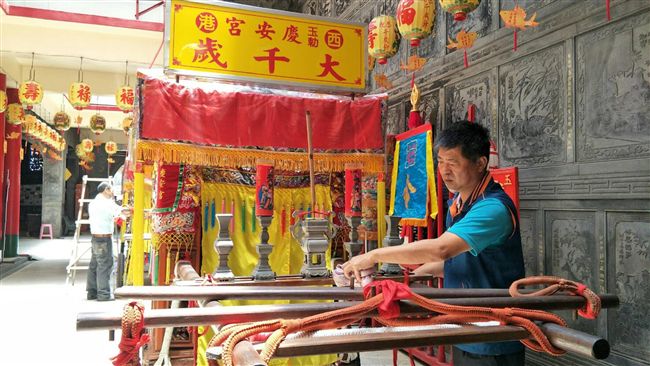 西港香繞境登場　百足真人蜈蚣陣領頭
