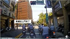 母湯喔！騎士當警察面紅燈右轉　天兵騎士悲劇啦　圖／翻攝爆料公社