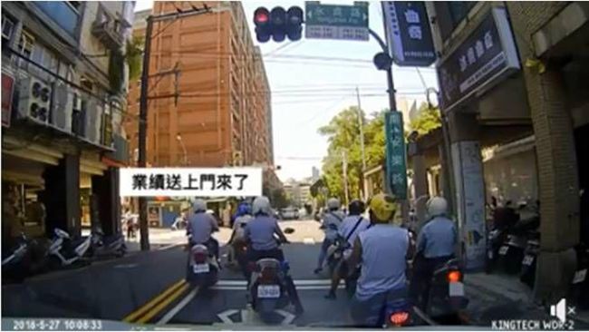 當警察面紅燈右轉　天兵騎士GG啦