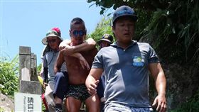 苗市長登龜山島昏倒　退役蛙人揹下山送醫無礙苗栗市長邱炳坤25日到宜蘭龜山島登頂，但下山途中疑因天氣炎熱，體力不支暈倒，所幸當時有兩名壯漢與退役的海陸蛙人張正穆（僅著短褲者）輪流揹他下山，並以快艇急送烏石港，送醫救治後無礙。（民眾提供）中央社記者沈如峰宜蘭縣傳真　107年5月27日