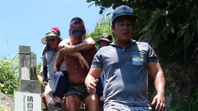苗市長登龜山島熱昏　退役蛙人揹下山