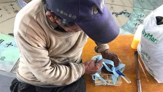 好心路人買便當送他　流浪伯感動落淚