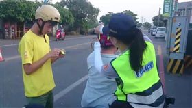 提升民眾交通安全　花蓮警提供高係數反光條為維護民眾交通安全，花蓮吉安警分局光華派出所員警在執勤同時也準備高係數反光貼條，徵詢路過民眾同意後，協助貼在安全帽或擋泥板上，提升夜間能見度，讓民眾安全多一分保障。（吉安警分局提供）中央社記者李先鳳傳真　107年5月29日