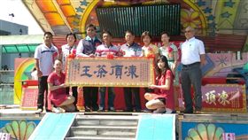 少雨減產不影響　鹿谷凍頂烏龍茶品質佳南投縣鹿谷鄉永隆鳳凰社區凍頂烏龍茶賽（圖）27日舉行，今年春茶因低溫少雨水，產期稍晚、產量不如預期，但製茶期間天氣晴朗，搭配良好田間管理及製茶技術，品質仍維持良好穩定。（南投縣政府提供）中央社記者蕭博陽南投縣傳真　107年5月27日