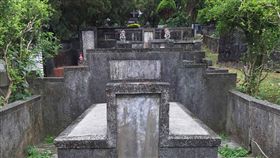 女中尉墓塚年久失修　成無主墳墓女中尉張順民國59年因腦出血離世、年僅26歲；墓塚上的碑文隨時間褪去，磚瓦更被藤蔓占據變的破敗不堪，最終成了「無主墳墓」。（退役空軍中將賴進春提供）中央社記者游凱翔傳真　107年5月27日