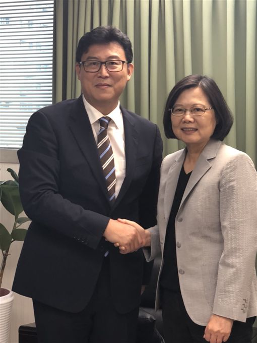 民進黨立委姚文智今(30日)與總統、民進黨主席蔡英文會面。(圖/姚文智辦公室提供。)