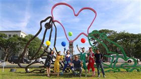 黃色小鴨作者霍夫曼新作泡泡樹蛙亮相（1）因作品「黃色小鴨」風靡全球的藝術創作者霍夫曼（Florentijn Hofman）以諸羅樹蛙外型為發想，打造全新作品「泡泡樹蛙」，26日在嘉義縣國際地景藝術創作展正式亮相。中央社記者江俊亮攝　107年5月26日