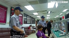 七旬黃婦持22張人民幣百元鈔到台灣銀行兌換，行員發現竟是同一序號，遂通報保七警員前來處理，訊後依偽造有價證券罪送辦（翻攝畫面）