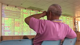 台股開低走低（1）台股30日受到國際股市普遍大跌影響，指數開低走低，盤中大跌超過150點。中央社記者董俊志攝　107年5月30日