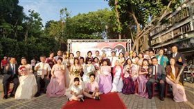 千歲婚紗秀　阿公牽阿嬤走紅毯圓夢新北市三重區光田里長吳勝文為填補許多長輩不曾穿婚紗走紅毯的缺憾，26日在興華公園舉辦圓夢婚紗秀，邀請多名阿公、阿嬤身穿起美麗禮服，牽著老伴的手走紅毯，場面溫馨感人。中央社記者林長順攝　107年5月26日