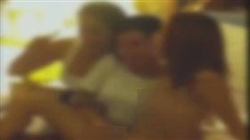 泰國旅遊公司2013年曾帶陸客欣賞成人表演，結束後有陸客想看變性人手術後的私密處，不僅逼看變性人的下體外，還偷拍傳至網路，掀起網友撻伐。日前警方與3名變性女子召開說明會，最後以裸露下體、做出淫穢行為，對3名變性人提出控訴。（圖／翻攝自บิ๊กเกรียน臉書）