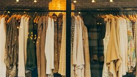 服飾店、衣服、逛街、試穿、買衣服／Pixabay