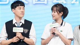 徐靜蕾（右）受愛奇藝邀請擔任《同學兩億歲》監製。（圖／愛奇藝台灣站）