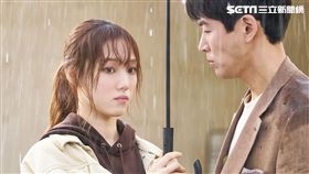 李聖經（右）與李相侖共撐一把傘。（圖／KKTV提供）