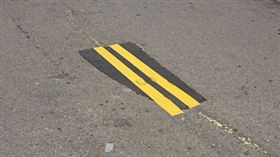 負責任的包商　有挖就有補！「史上最短雙黃線」(圖/翻攝自爆料公社)