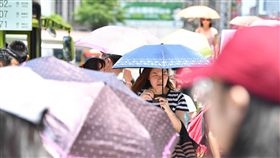 氣溫飆高　民眾撐傘遮陽中央氣象局觀測，27日上午西半部高溫都超過33度，台北市氣溫飆到攝氏38.2度，是今年全台新高溫，氣象局提醒民眾外出注意防曬。圖為台北市街頭民眾撐傘遮陽。中央社記者王飛華攝　107年5月27日