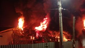 林口塑膠工廠陷火海　警消灑水灌救中（圖／翻攝畫面）