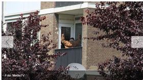 荷蘭一名男子在陽台揮舞斧頭。（圖／翻攝自RTV Rijnmond）