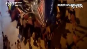 中國大陸泉州市一充氣城堡遭強風吹翻釀1死6傷（圖／翻攝自秒拍）