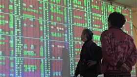 台股盤中一度大漲百點受到美股從市場擔憂貿易戰的陰霾中走出，8日台股盤中一度大漲百點。中央社記者董俊志攝  107年3月8日