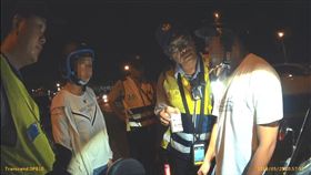 天然呆女臨檢一個動作　害慘吸毒男友
屏東,雙園大橋,K他命,K菸,吸毒,臨檢,毒品
翻攝畫面