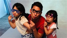 亮哲跟女兒。(翻攝臉書)