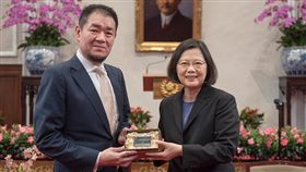 總統蔡英文25日接見國際獅子會300-E2區行政服務團隊暨分會會長李正邦　圖／總統府提供