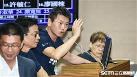 國防及外交委員會審查軍改，國民黨立委林為洲程序發言。 （圖／記者林敬旻攝）