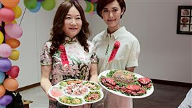 屏大研究生耗時一年　黏土雕塑辦桌菜色國立屏東大學視覺藝術系研究生楊雅潔（右）耗時一年多研究台灣傳統辦桌文化，並將13道菜餚以黏土手工創作呈現，成品逼真，楊雅潔並與指導教授朱素貞（右）一起「上菜」。中央社記者郭芷瑄攝　107年5月29日