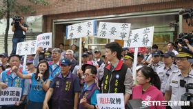 行政院促進轉型委員會31日掛牌，附近里民在國民黨議員帶領下抗議。（圖／記者盧素梅攝）