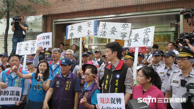 促轉會議掛牌　藍議員、里民踢館抗議
