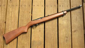 射擊練習出意外　12歲女童遭爆頭亡
美國,步槍,射擊,爆頭,擊錘,上膛,Sydney Darnell
https://flic.kr/p/XMivsJ
（圖／攝影者James Case, Flickr CC License）