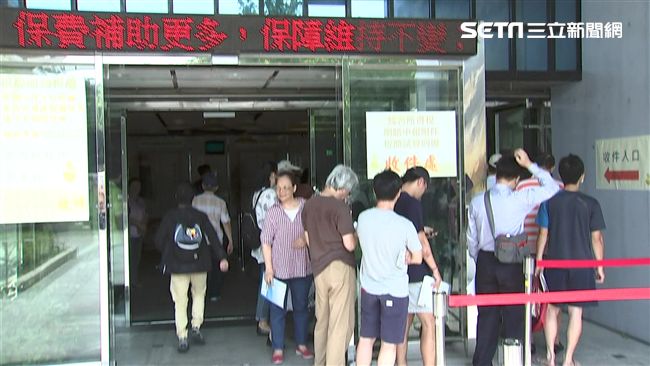 報稅最終日！上班族「請假」排隊申報