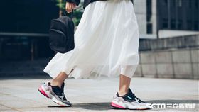 老爹鞋款式Falcon系列。（圖／adidas提供）