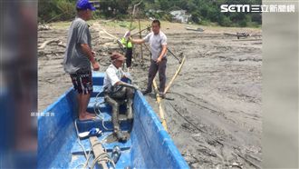 石門水庫見底　薑母島阿公返家陷爛泥