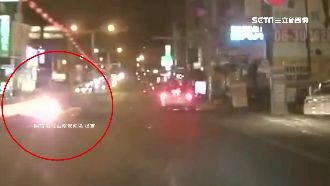 騎士搶快撞車起火　後車錄下驚悚瞬間